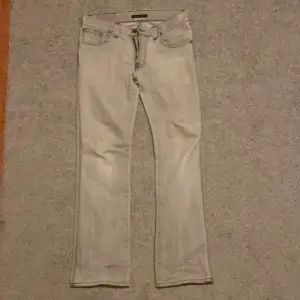 Säljer nu ett par snygga Nudie jeans i färgen ljusgrå. Nypris på dessa ligger på 1600kr. Skick 9/10. Storleken är 31/34 men sitter som 31/32. Passform är slim fit. Hör av er om funderingar!🥂🥂