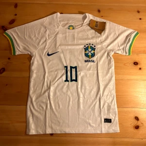 Neymar Brasilien tröja 22/23 - Säljer en specialtröja Brasilien 22/23 helt oanvänd