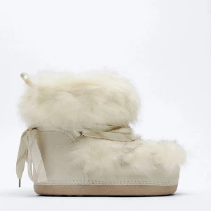 Inuikii likande skor - Säljer dessa supersnygga Inuikii liknade skor i storlek 38-40! Köpta på zara och har knappt kommit till användning, sjävklart är pälsen fejk! Vid eventuella frågor eller funderingar kom privat!💓💓