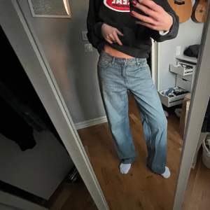 Ample low loose jeans från weekday i storlek W28, L34!! Som referens är jag 177cm lång⭐️ 