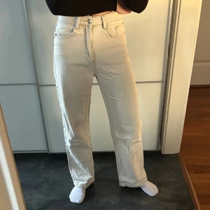 beiga jeans  - Jag säljer ett par beiga jeans från shein då de inte kommer till användning längre. De är i storlek xs/34 och i använt skick. Jag är 162cm 