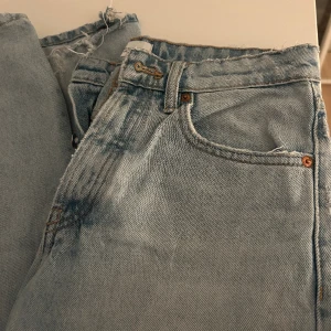Straight jeans zara - Säljer denna mid raise straight jeans från zara, storlek 36, ganska slitet längst ner men inget som ser ”fult” ut och en liten slitning på baksidan vid knäskålen😇