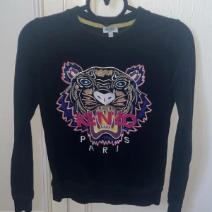 Kenzo tröja - Säljer min andra kenzo tröja eftersom jag inte använder de längre. Har använt några gånger men tröjan är i ett jättebra skick.