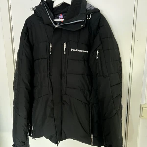 Peak performance jacka - En nästintill oanvänd Peak performance jacka, perfekt för kylan både hemma och i skid backen⛷️✅