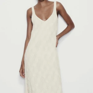 Zara klänning - Helt ny zara klänning. Prislapp kvar, passar även S