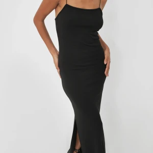 Långklänning - Svart långklänning med spaghettiband och slits i ena sidan, så skön, säljer då jag har en annan liknande! 🤗💛