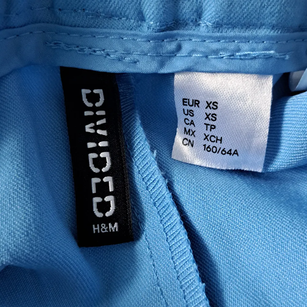 Blåa byxor, köpta på H&M använts 1 gång. Skriv vid intresse💕. Farkut & Housut.