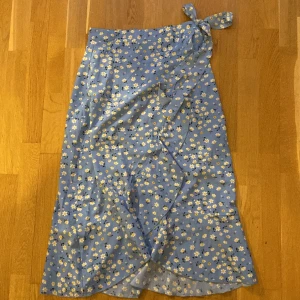 Sommar kjol 🌷 - Super fin lång kjol med blommor i vitt och gult. Kjolen har en dragkedja på sidan så att det blir lättare att få på sig, den har över band på sidan så att man kan knyta en rosett 😻⭐️🎀