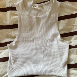 Crop tank top  - Vit crop tank top från Pull & Bear 🐻 Strl S. Köparen står för frakten 💌