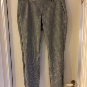 Grå kostymbyxor Only&Sons Herr - Grå kostymbyxor med vita linjer. Storlek 32/32. Sparsamt använd och bra skick.