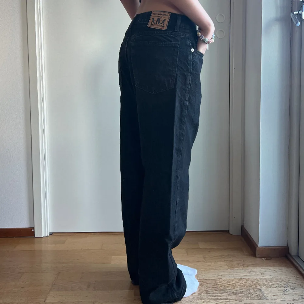 Svarta baggy jeans från märket SWEETSKBTS 🖤 Liten slitning vid byxbenen men annars jättebra skick och knappt använda 🖤 För referens är jag 163cm och byxorna passar bra i längden 🖤. Jeans & Byxor.