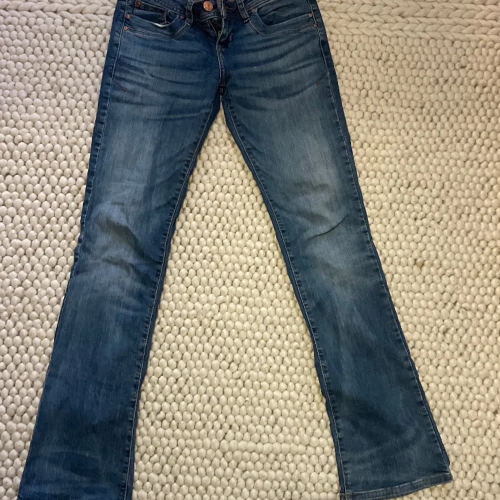 Säljer nu mina Ltb jeans i modellen Valerie! De är low waist med bootcut och med en supersnygg tvätt. De är i storlek W26 och L32, de passar mig perfekt som har strl 34, de är även mycket stretchiga. Köpta för 800 kr. Hör av er om ni är intresserade❤️. Jeans & Byxor.