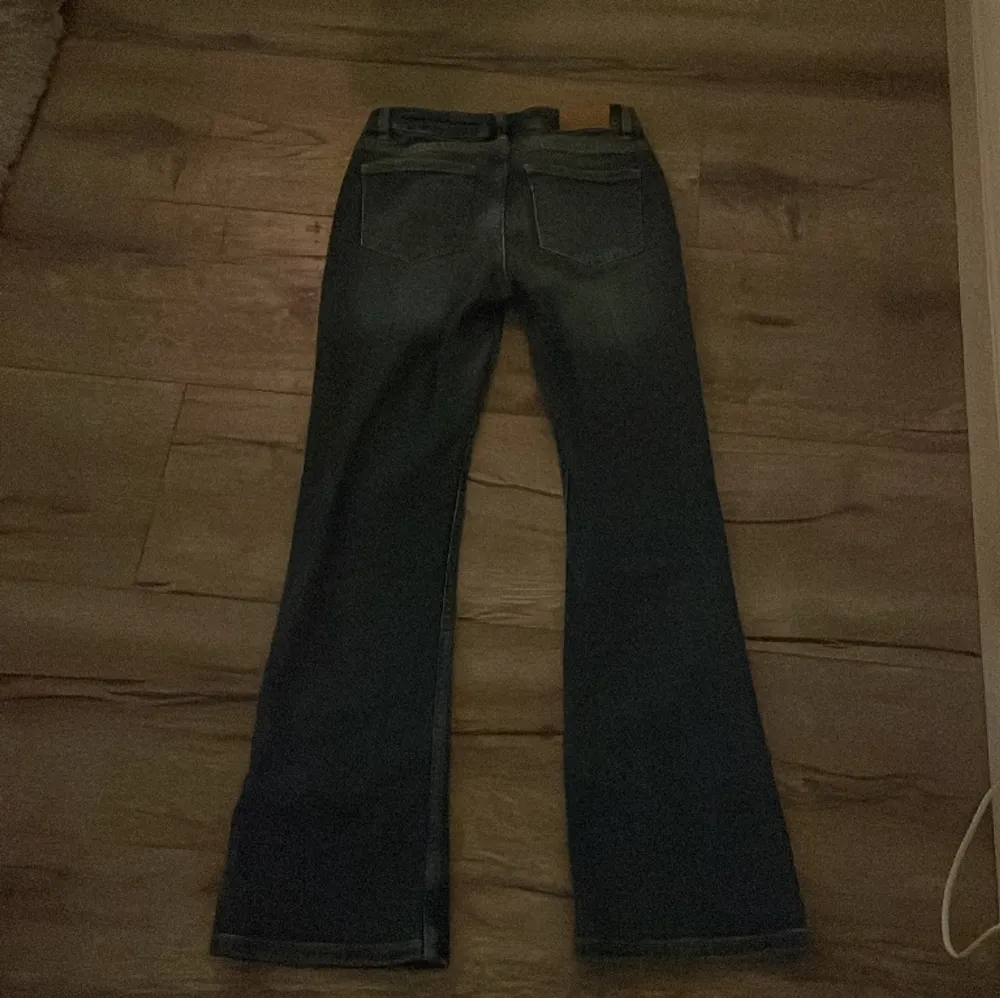 Säljer dessa slut snygga lågmidjade bootcut jeans som är helt nya och oanvända! Kontakta för frågor tryck inte på köp nu💞. Jeans & Byxor.