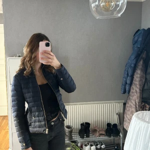 Zara jacka - Säljer denna jacka från zara som är i väldigt bra skick 