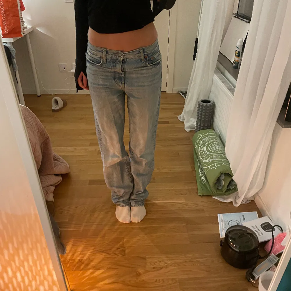 Säljer mina jeans från zara, jättefina men kommer inte till användning. Innerbenslängd 85. Jeans & Byxor.