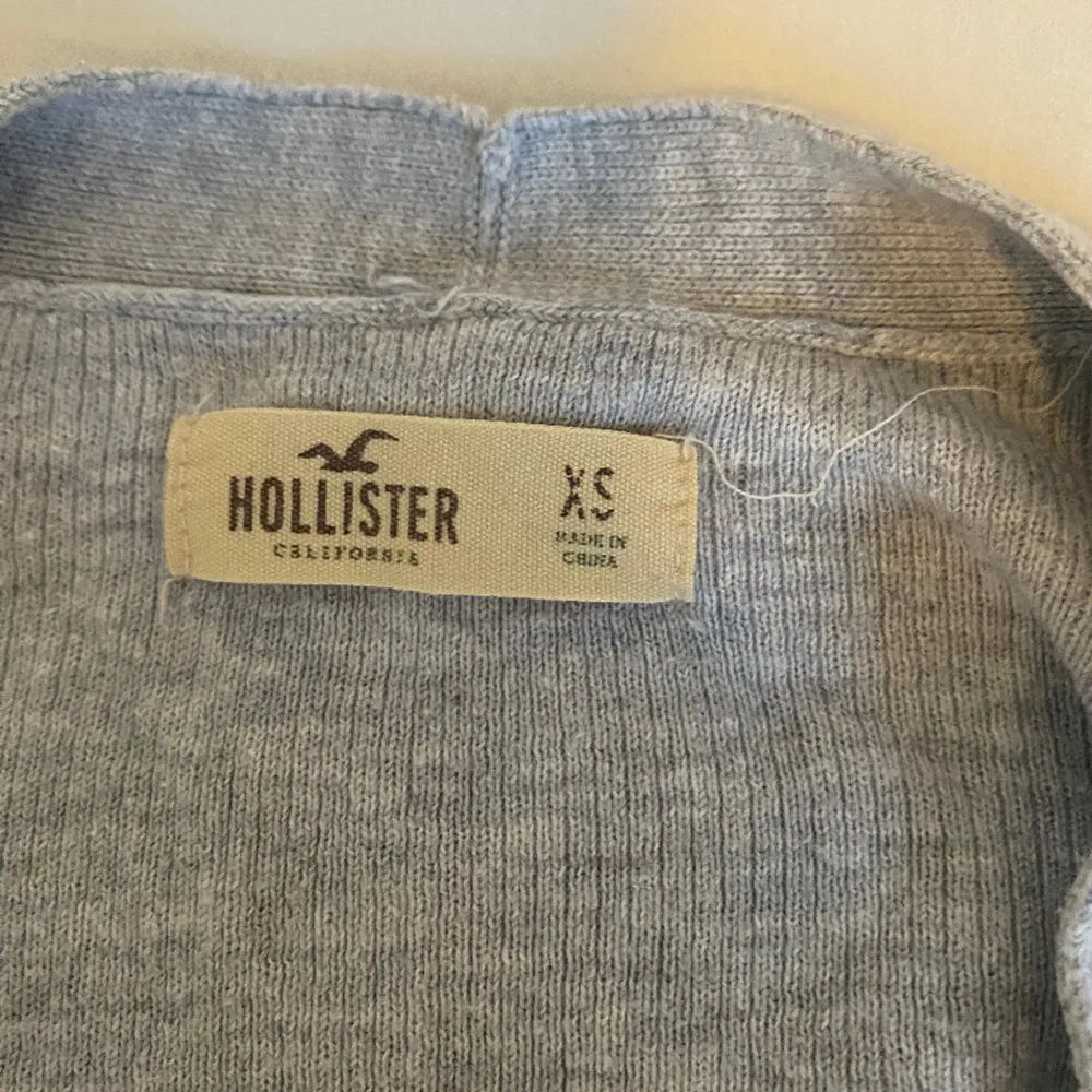 Hollister tröja storlek XS säljes för den inte kommer till användning. I bra skick, knapparna går att knäppa upp. Skriv för mer info ℹ️❤️. Tröjor & Koftor.