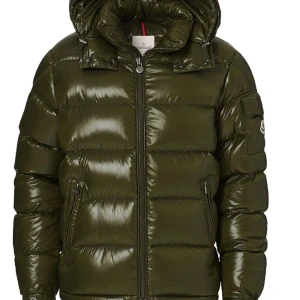 moncler maya SÖKES! - 5-8000kr så oanvänd som möjligt Helst något annat än svart men skicka de ni har. Storlek 3-4