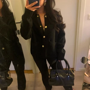 Classy cardigan - Classy cardigan med guldknappar från Bondelid❤️Två fickor på framsidan.  Använd ca 3ggr. Nypris 700kr mitt pris 449kr. Skriv för fler bilder❤️ 