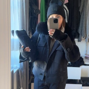 Meotine Jacka - Säljer nu min fina svarta Meotine jacka då jag inte använder den, Den är i väldigt bra skick💗