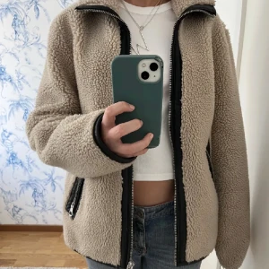 Teddyjacka - Säljer min så fina teddyjacka då den inte kommer till användning!