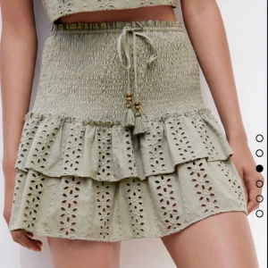 Zara kjol - Grön super söt kjol från zara. Använt men i bra skick. 