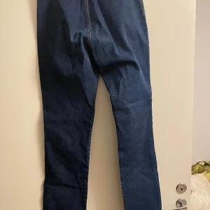 Mörkblåa jeans - Mörkblåa jeans. Bra skick 
