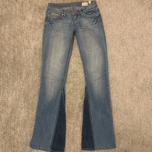 Lågmidjade jeans - Skitsnygga lågmidjade jeans men coola detaljer på bakfickorna som jag har sytt ut så att dom ska vara bootcut, har ett litet hål på den högra fickan men det syns knappt💗 Hör av dig vid frågor eller om fler bilder, priset går alltid att diskutera!💗