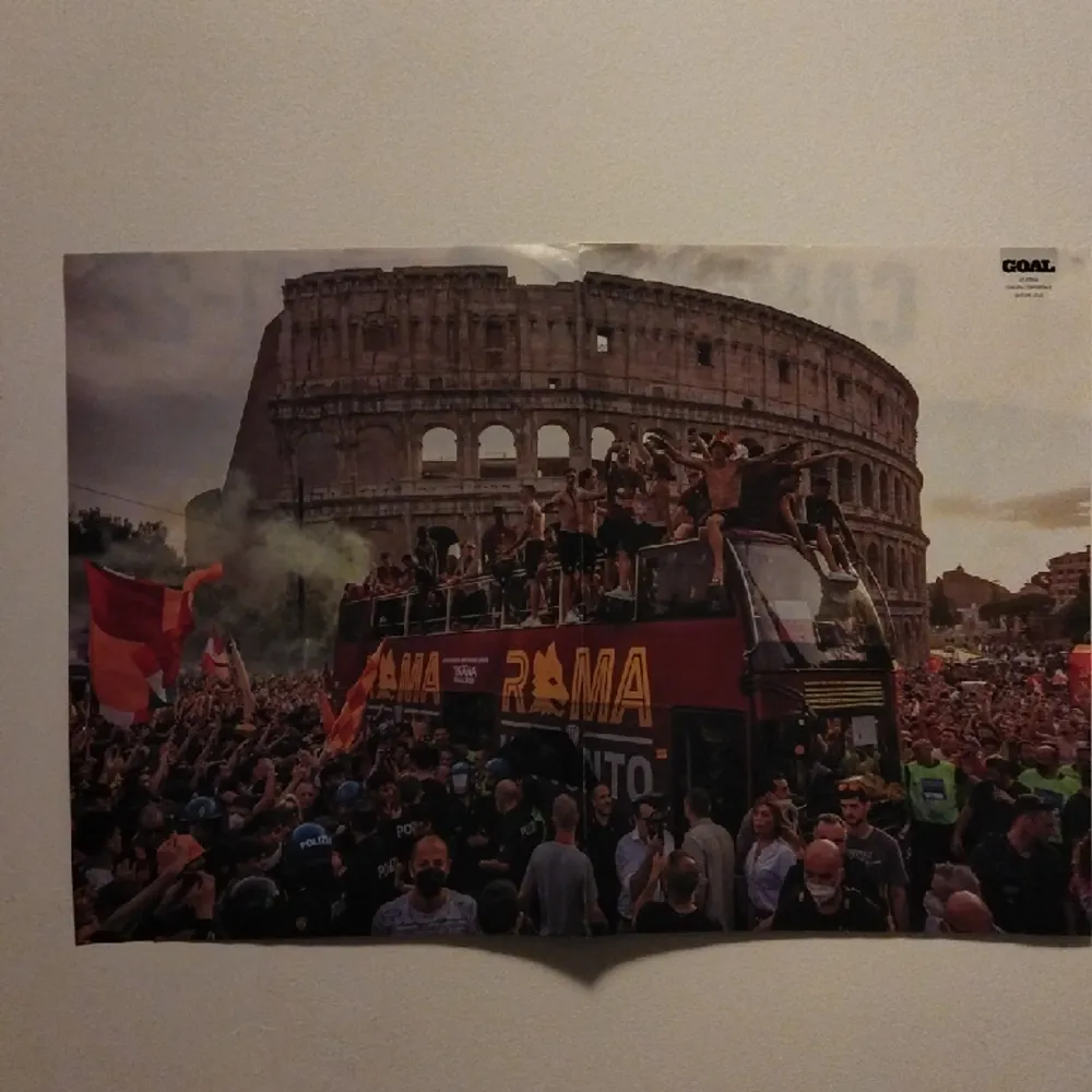Affisch på när Roma vinner conference League . Övrigt.