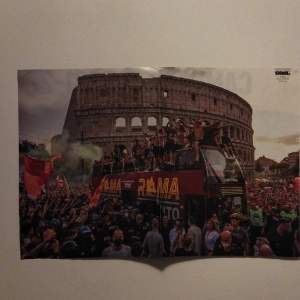 Affisch på när Roma vinner conference League 