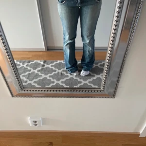 Lågmidjade jeans  - Jättesnygga jeans som inte kommer till användning! De är lite slitna nere vid fötterna skriv för bilder och frågor! 