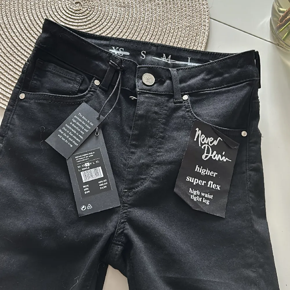 Nya jeans från Bikbok köpta i fel storlek och blivit liggandes.  Never denim higher superflex.  Prislapp kvar, 499kr . Jeans & Byxor.