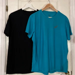2st Tränings t-shirts - Asics tränings t-shirts i storlek M (Herr). Båda tröjorna ingår i priset.