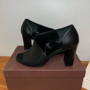 Svarta läder ATP Atelier klackar - Endast använda en gång.  Kartong och tygväska inkluderas från original köp. Svarta ATP klackar med tjock klack perfekt för att dressa upp en outfit. Orginalpris 2895,00. Skriv för fler bilder. Frakt ingår ej💕