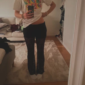 Lågmidjade spets byxor - Säljer dessa så snygga svarta byxor i spets, storlek 36.