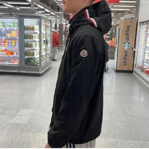 moncler grimpeurs - moncler grimpeurs i 10/10 skick inga skavanker eller skador nypris är 7700 kvitto finns i storlek 3