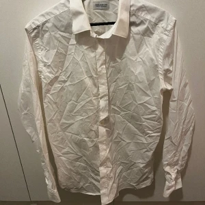 Kostymskjorta These Glory days - Kostymskjorta, samma märke som kostymen som också är till salu. Slimfit