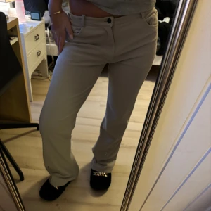 Beiga byxor  - Jättefina beige byxor i skönt material i storlek 36. Bra skick, använda max 3 ggr. Märket heter ”Soft”. Jag är ca 167 lång och tycker att de är lite långa för mig så de passar 170 och uppåt. Kom privat för mer bilder och info🫶🏻