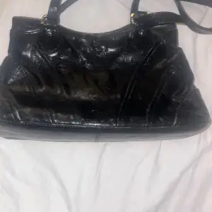 En svart fin handväska. Helt okej stor. Använd flertal gånger men är i bra skick.