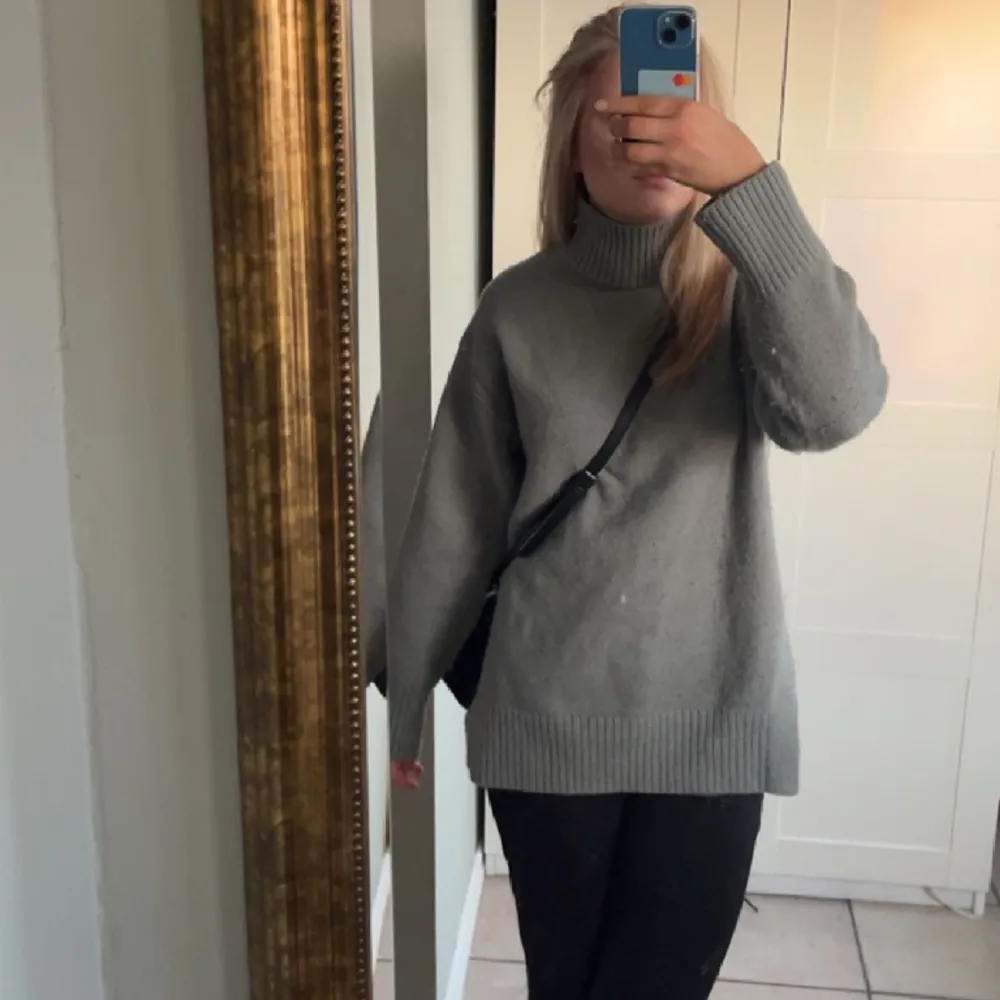 Grå stickad polotröja med slits ifrån HM. Något nopprig men annars bra skick💞 . Neuleet.