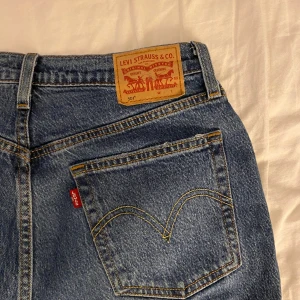 Levis 501 jeans  - Säljer mina blåa Levis 501. Använda ett fåtal gånger, alltså nyskick på dem. Köpta för 1099 mitt pris 250. Finns i Stockholm att möta upp, annars kan jag frakta. 