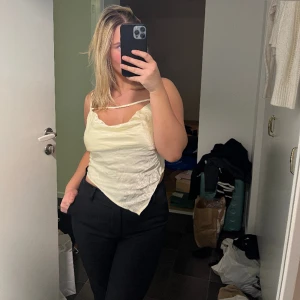 Topp - Säljer denna toppen från gina. Toppen är i storlek 36 och har aldrig använts.