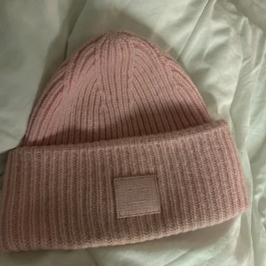 Acne mössa  - DET ÄR FRI FRAKT TILLS PÅ SÖNDAG!Sjukt fin, endast använd under en månads tid❤️pris är diskuterbart vid snabb affär!