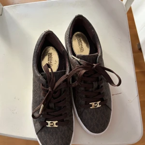 Michel kors skor  - Jag säljer mina Michel kors skor som är helt oanvända.  Jag säljer dom pågrund av fel storlek till mig.  Det är storlek 38 i skorna 