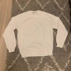 Yoke crewneck - Köpt från Junkyard, aldrig använd endast provad. Säljes då jag missade att skicka tillbaka. Storlek S men passar som M 