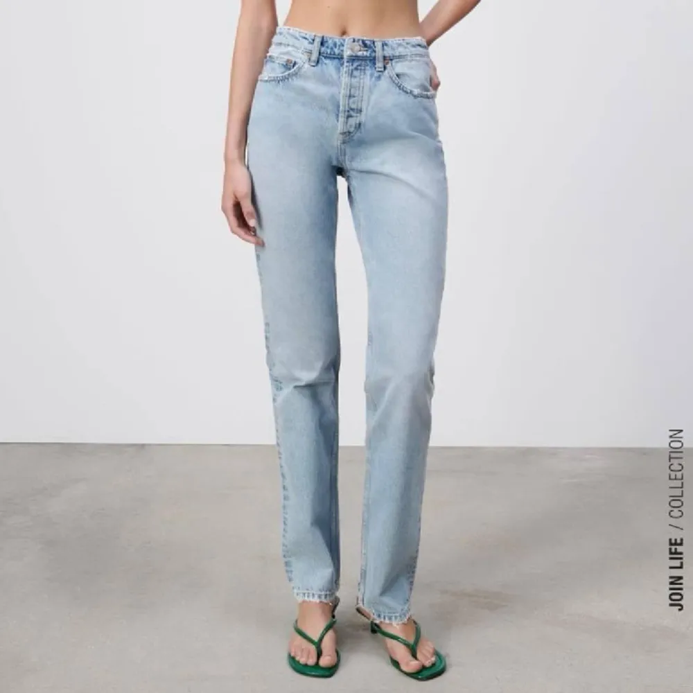 Jätte fina jeans ifrån Zara som är testad endast. Storlek 44 men småa i storleken :). Jeans & Byxor.
