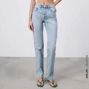 Jätte fina jeans ifrån Zara som är testad endast. Storlek 44 men småa i storleken :)