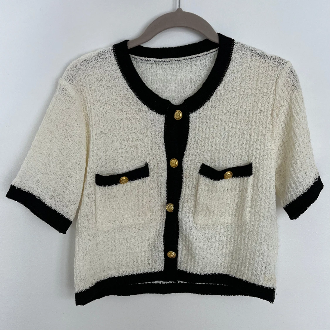 Klassisk virkad blus med guldknappar