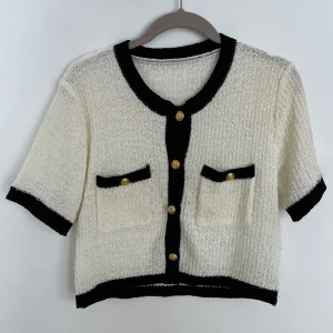 Klassisk virkad blus med guldknappar - Superfin virkad blus i stretchigt material, lite lös på mig som är storlek S, skulle säga att den passar M. Använd en gång