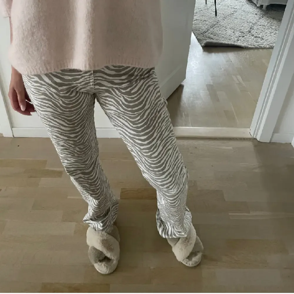 Jättesnygga zebrajeans! Storlek M men passar jättebra som en S också. Är högmidjade men om man viker ner så blir de lowwaist. Skitssnygga men kommer inte till användning, bilder är från förra ägaren. Skriv för fler bilder ❤️säljer för 400 + frakt. Jeans & Byxor.