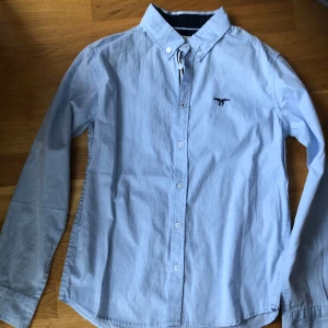 En skjorta från Kappahl  - Skjorta för barn från Kappahl. Sparsamt använd.